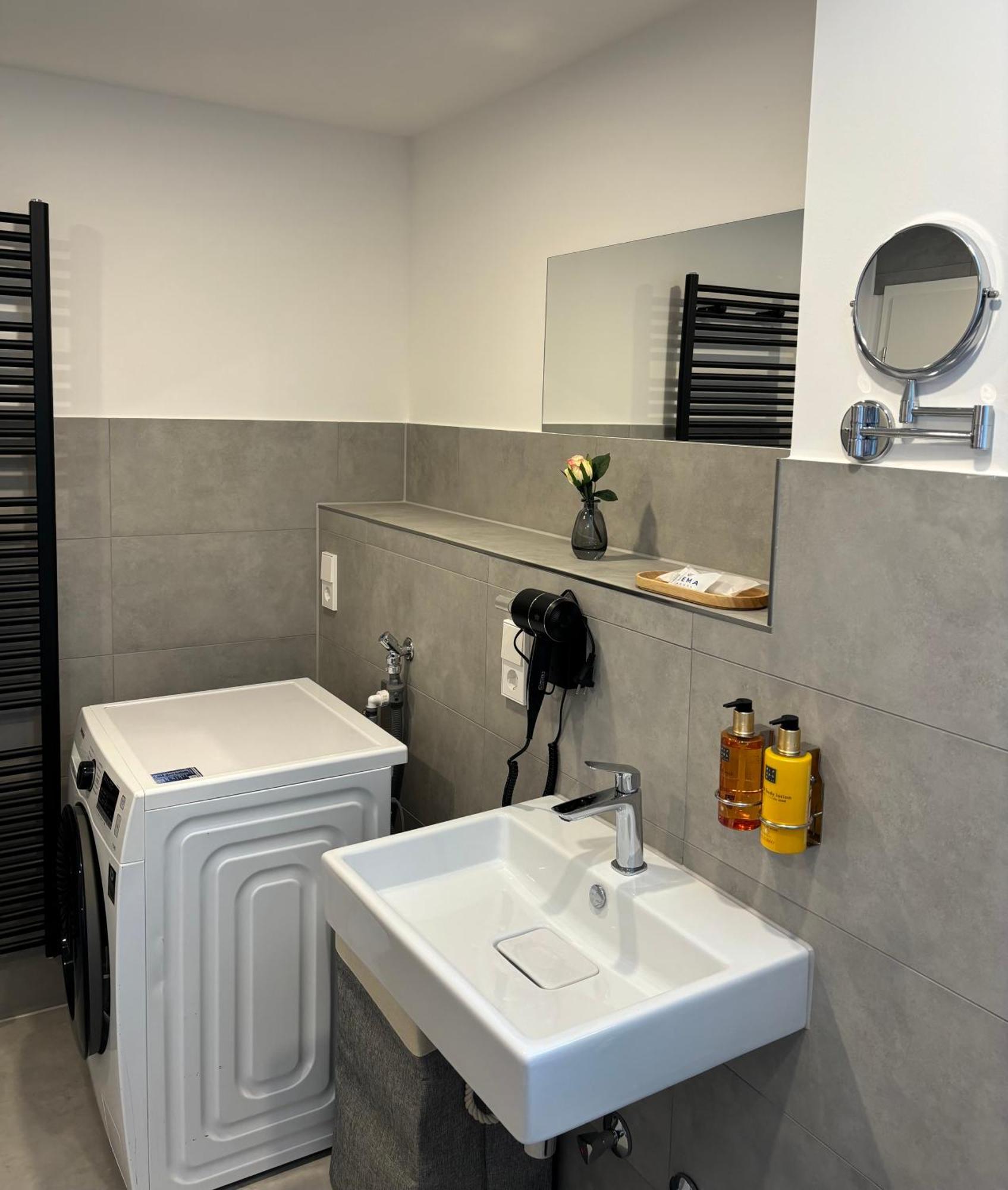 Gesamte Wohnung, Kueche, Parkplatz, Terrasse Bad Bellingen Kültér fotó